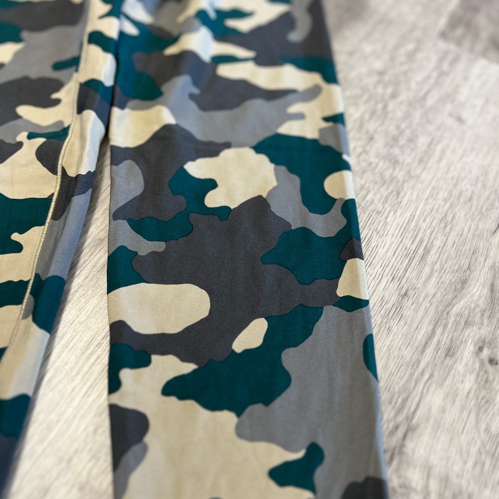 Offline by Aerie Camo Print Leggings Size XS - Picture 2 of 5